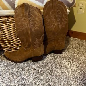 Never worn women’s Tecovas Annie boot in sienna suede.